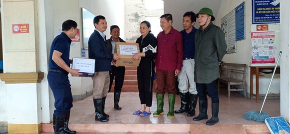 Ngư dân Hà Tĩnh gấp rút đưa tàu thuyền vào nơi tránh trú trước bão số 8 ảnh 13