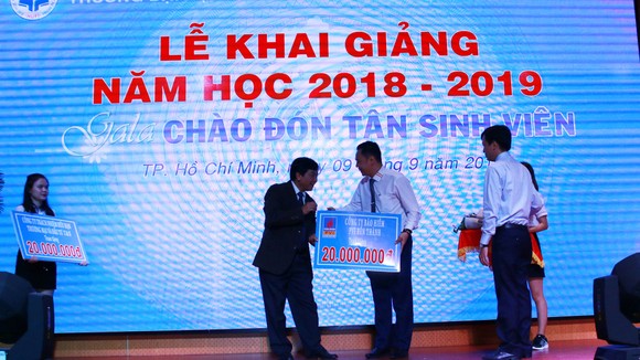 Bảo hiểm PVI Bến Thành trao học bổng và mũ bảo hiểm cho học sinh ảnh 2