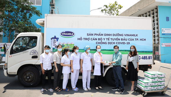 Vinamilk tiếp sức đội ngũ y tế tuyến đầu chống dịch bệnh Covid 19 ảnh 1