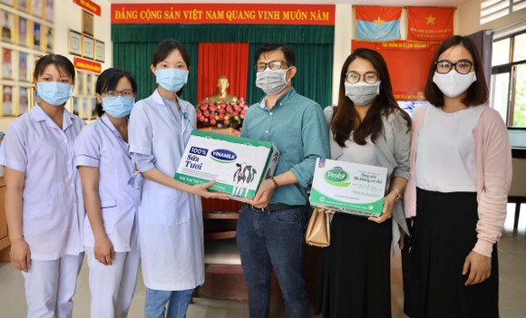 Vinamilk tiếp sức đội ngũ y tế tuyến đầu chống dịch bệnh Covid 19 ảnh 2