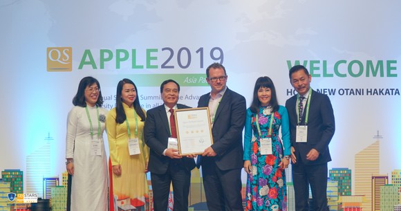 Hiệu trưởng Trường ĐH Nguyễn Tất Thành được vinh danh tại Lễ trao giải Men&life Awards ảnh 2