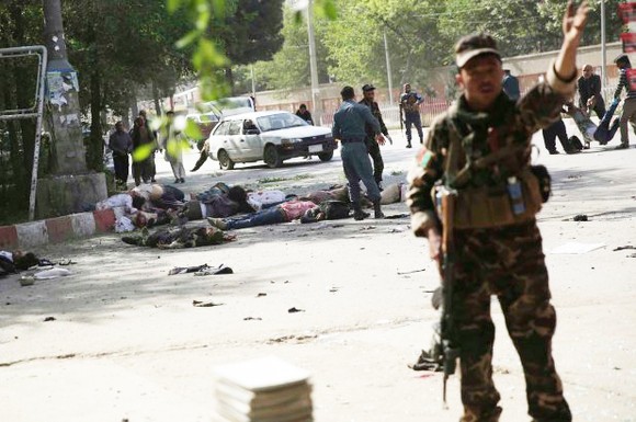 Afghanistan: Ít nhất 25 người thiệt mạng trong 2 vụ đánh bom liều chết tại Kabul ảnh 3