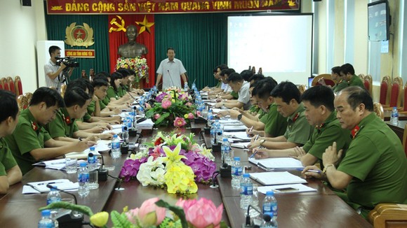 Công an tìm thấy giầy và tất của hung thủ sát hại 2 vợ chồng ở Hưng Yên ảnh 1