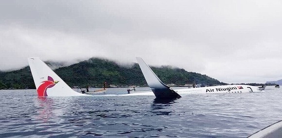 Máy bay chở 47 người trượt khỏi đường băng, lao xuống biển ảnh 11