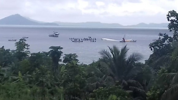 Máy bay chở 47 người trượt khỏi đường băng, lao xuống biển ảnh 8