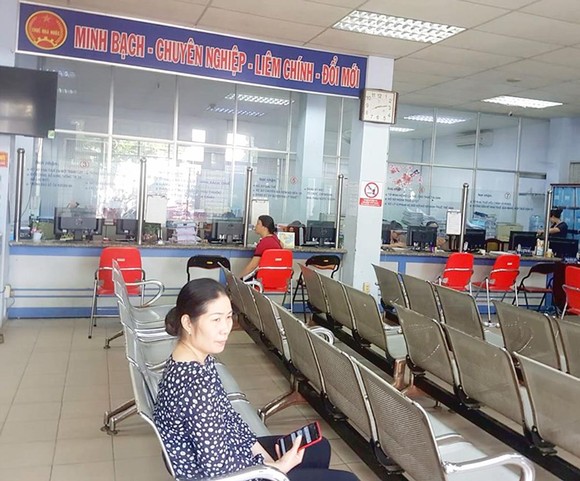 Đi tìm văn hóa công sở và trách nhiệm công vụ - Bài 3: Nở rộ dịch vụ hành chính… tư ảnh 1