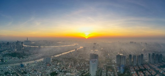 TPHCM đẹp ngỡ ngàng khi “ẩn hiện” trong mây ảnh 1