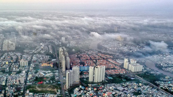TPHCM đẹp ngỡ ngàng khi “ẩn hiện” trong mây ảnh 2