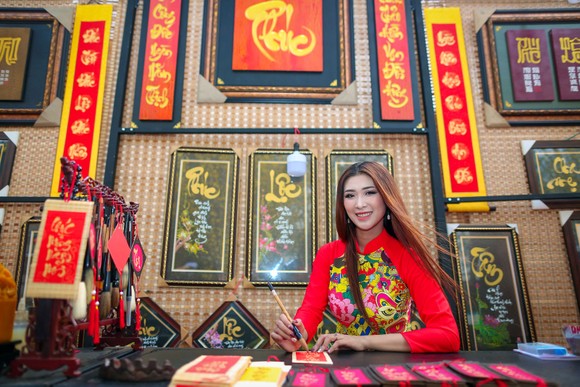 Hoa hậu Du lịch Tường Vy rạng ngời dạo phố ông đồ ảnh 11