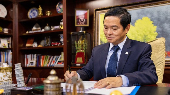 Chủ tịch HĐQT, TGĐ Tập đoàn Xây dựng Hòa Bình: Tinh thần “Cánh diều ngược gió” và 3 nhóm giải pháp ứng phó giữ vững “Hòa Bình” trong dịch Covid-19 ảnh 1