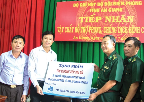 Hòa Bình trao quà tặng cho bộ đội biên phòng và học sinh vùng biên ảnh 2