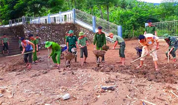 Huyện Mường Lát vẫn bị chia cắt do đường giao thông bị sạt, lở ảnh 1