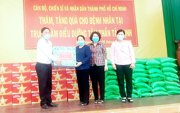 Thăm, tặng quà các trung tâm hỗ trợ xã hội ảnh 2
