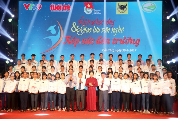 “Giúp các bạn trẻ thắp ngọn lửa khát vọng” ảnh 2