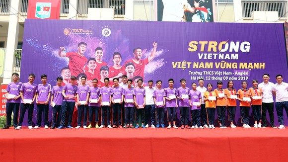 Quang Hải, Bùi Tiến Dũng đeo mặt nạ trung thu truyền cảm hứng tại Strong Vietnam ảnh 7