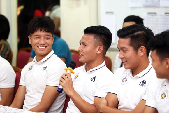 Quang Hải, Bùi Tiến Dũng đeo mặt nạ trung thu truyền cảm hứng tại Strong Vietnam ảnh 4