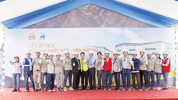 Hòa Bình cất nóc đúng tiến độ Tòa nhà phức hợp VP-TM Vĩnh Long ảnh 1