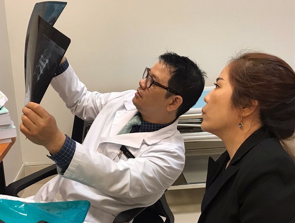 Duỗi thẳng người gù 45 độ với ca mổ '3 trong 1' ảnh 1