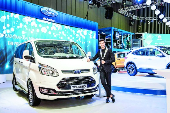 Ford Việt Nam thu hút khách tham quan bằng phổ sản phẩm phong phú từ dòng SUV đến xe thương mại ảnh 1