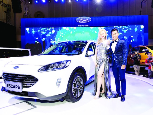 Ford Việt Nam thu hút khách tham quan bằng phổ sản phẩm phong phú từ dòng SUV đến xe thương mại ảnh 2