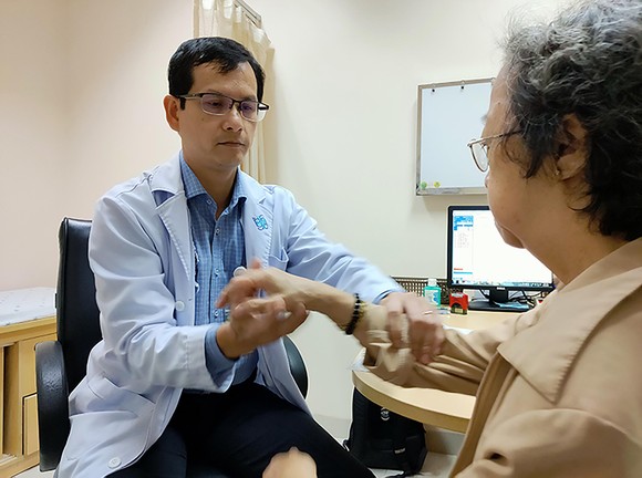 Người già, bệnh mãn tính càng cẩn trọng với Covid-19 ảnh 1