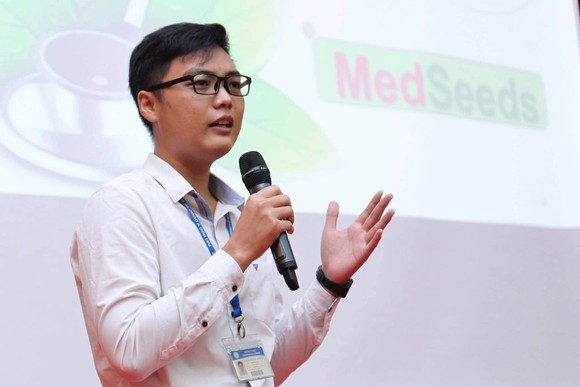 Trao 56 suất học bổng Nguyễn Văn Hưởng cho sinh viên ngành y ảnh 8