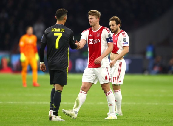 Ronaldo là “quái thú” trong khu cấm Ajax ảnh 1