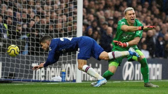 Thắng dễ Crystal Palace 2-0, Chelsea vươn lên nhì bảng ảnh 2