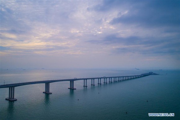 Trung Quốc khánh thành cây cầu vượt biển dài nhất thế giới nối Hong Kong với đại lục ảnh 9