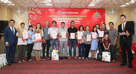 Việt Hưng Phát trao hàng trăm sổ hồng Dự án Diamond City ảnh 2