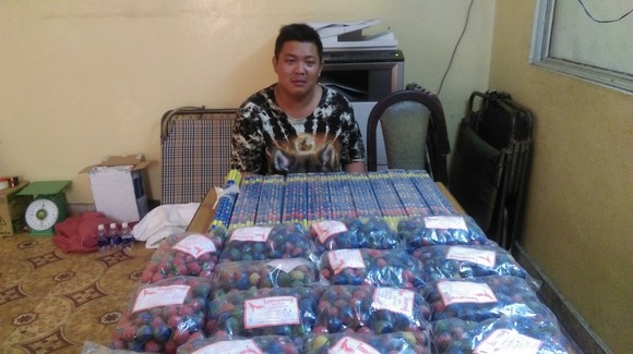 Bắt đối tượng tàng trữ, vận chuyển pháo lậu ảnh 1