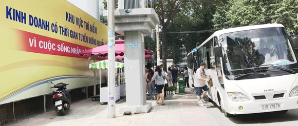 “Phố hàng rong” Nguyễn Văn Chiêm “cháy” hàng trong ngày khai trương ảnh 4