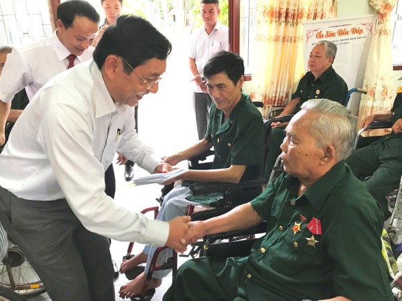 Bí thư Thành ủy TPHCM Nguyễn Thiện Nhân thăm mẹ Việt Nam Anh hùng ảnh 5