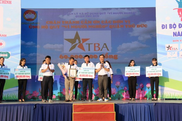 1.500 vận động viên nghiệp dư đi bộ, quyên góp 2,9 tỷ đồng chăm lo người nghèo ảnh 1