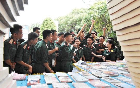 Bí thư Thành ủy TPHCM Nguyễn Thiện Nhân gặp cán bộ cao cấp quân đội nghỉ hưu ảnh 5