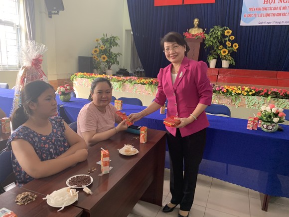 Tặng xe thu gom rác, quà tết cho người thu gom rác khó khăn ảnh 1