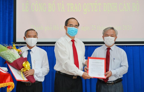 Bí thư Thành ủy TPHCM Nguyễn Thiện Nhân trao quyết định nhân sự tại Nhà Bè ảnh 1