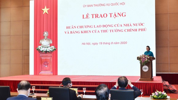Chủ tịch Quốc hội Nguyễn Thị Kim Ngân tham dự Lễ trao Huân chương Lao động cho lãnh đạo Quốc hội ảnh 3