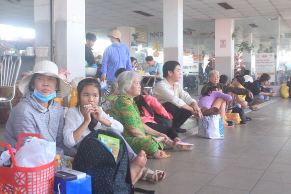 Hàng ngàn người dân bắt xe về nghỉ tết đông nghẹt ở Bến xe Miền Tây ảnh 1