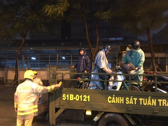 CSGT giúp dân đưa xe vượt điểm ngập trong cơn bão số 9 ở trung tâm TPHCM ảnh 3