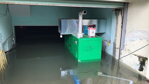 TPHCM ngập, giao thông ùn ứ sau cơn mưa kéo dài do ảnh hưởng bão số 9 ảnh 14