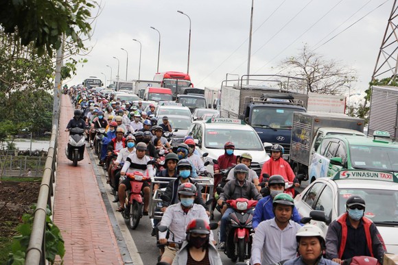 TPHCM ngập, giao thông ùn ứ sau cơn mưa kéo dài do ảnh hưởng bão số 9 ảnh 30