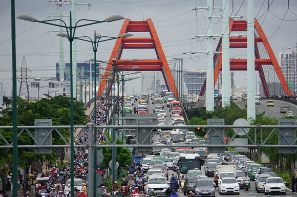 Đi trong cơn mưa từ quận Bình Tân về Bình Chánh, nam thanh niên bị nước cuốn mất tích ảnh 16