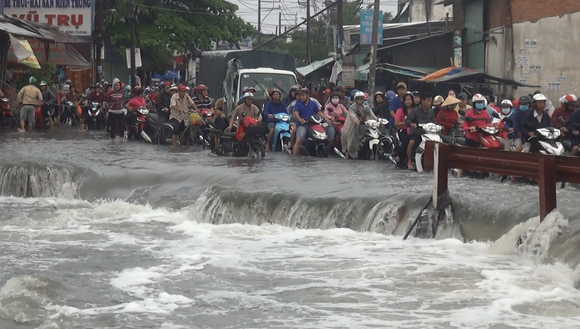 Tìm thấy thi thể nam thanh niên bị nước cuốn mất tích ở TPHCM trong cơn bão số 9 ảnh 3