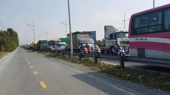 Xe khách tông đuôi xe container, nhiều người bị thương nhập viện cấp cứu ảnh 2