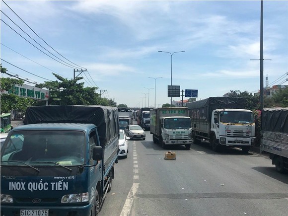 Va chạm liên hoàn, 2 người nhập viện, giao thông ùn ứ kéo dài trên quốc lộ 1A ảnh 3