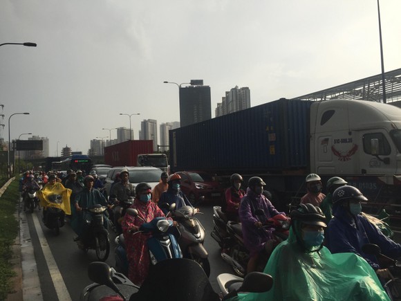 Người đàn ông mang quốc tịch Mỹ lao vào xe container nghi tự tử ảnh 3