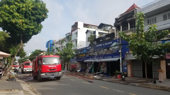 Cháy lớn tại công ty chuyên trang trí ô tô, nhiều nhà dân bị ảnh hưởng ảnh 1