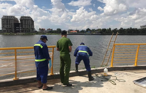 2 thi thể nam giới trôi trên sông Sài Gòn ảnh 1