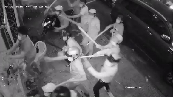 Nhóm 'giang hồ' dùng hung khí đập phá nhà hàng ở trung tâm TPHCM ảnh 1